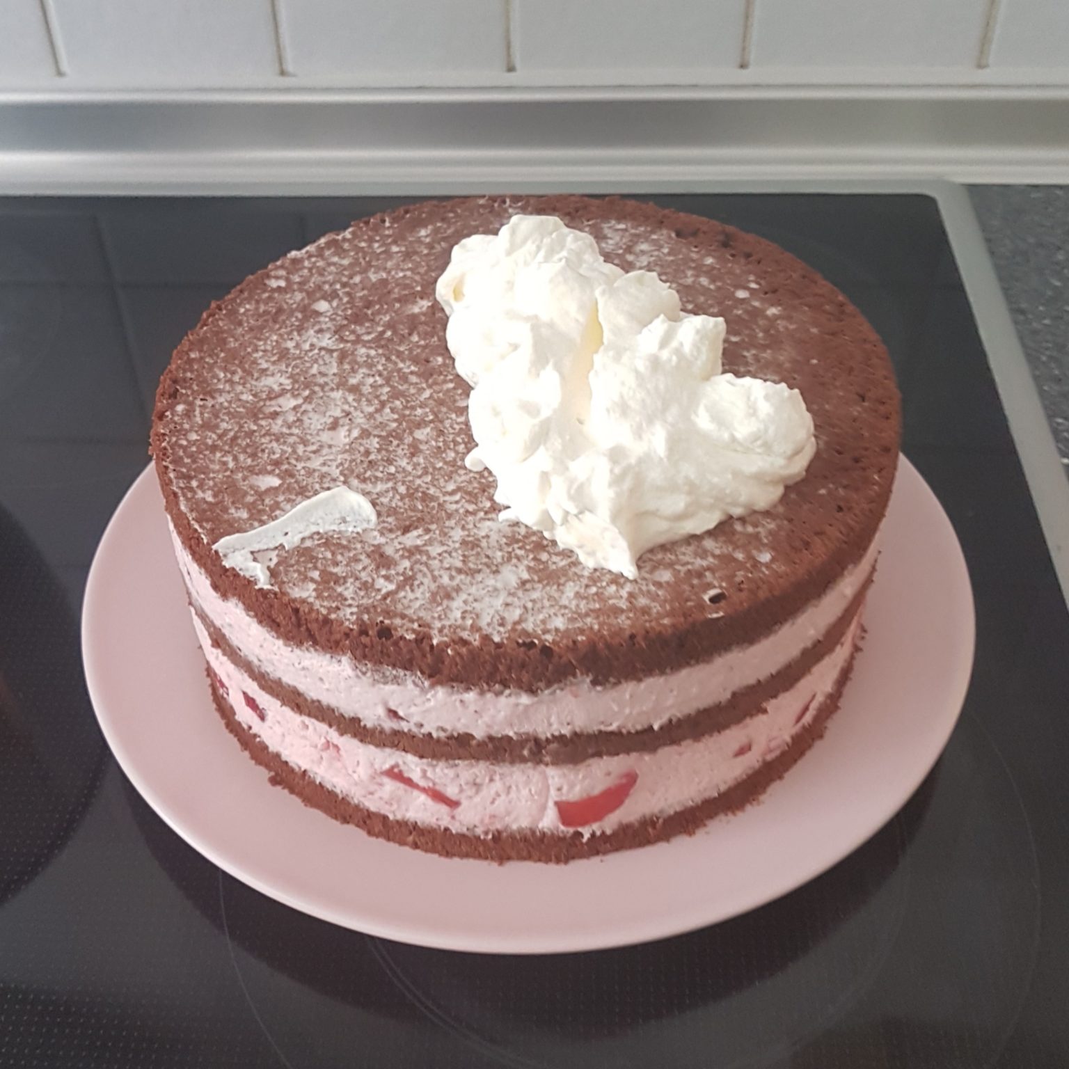 Erdbeer-Yogurette-Torte – Sahnehäubchen
