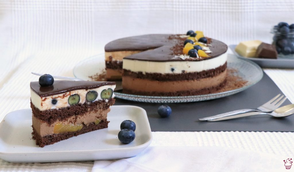 Schokomousse-Torte mit Pfirsich und Heidelbeeren – Sahnehäubchen