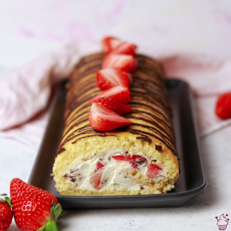 Erdbeer-Stracciatella-Biskuitrolle – Sahnehäubchen